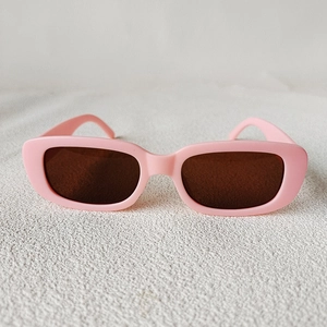 Vue détaillée de montures rectangulaires en plastique rose et verres bruns enfants