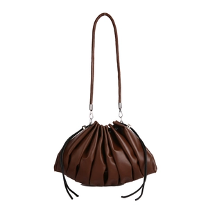 Sac nuage plissé marron foncé avec fermeture à cordon et fine bandoulière en cuir