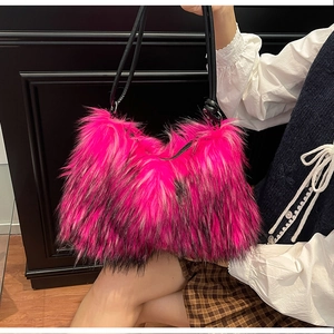 Détail du sac bandoulière en fausse fourrure rose rouge avec peluche douce et sangle