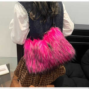 Mannequin portant un sac à bandoulière en fausse fourrure rose vif avec des lanières en cuir