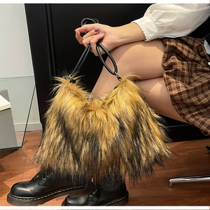 Gros plan sur la texture en fausse fourrure pelucheuse et l'anse en cuir du sac à main