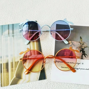 Kinder-Sonnenbrille mit runden Eichhörnchen-Rahmen in Himmelblau und Orange