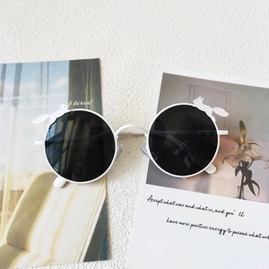 Detailansicht der niedlichen weißen runden Sonnenbrille mit Eichhörnchen-Details