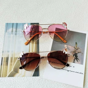 Lunettes de soleil aviateur pour enfants avec verres dégradés et détail cheval émaillé