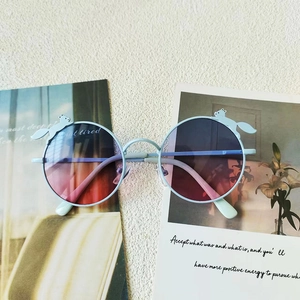 Nahaufnahme der hellblauen Eichhörnchen-Kinderbrille mit blau-rosa Verlaufslinsen