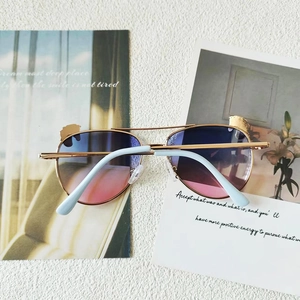 Détail de lunettes aviateur en métal pour enfants avec oreilles d'ours et verres dégradés