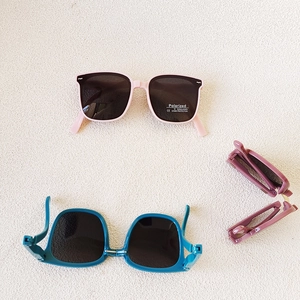 Foldable kids polarized sunglasses in pink and blue with UV400 protection square frame