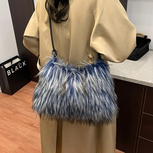 Sac bandoulière en fausse fourrure pelucheuse avec motif bleu et sangle en cuir