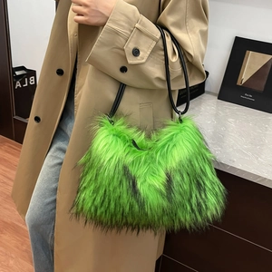 Sac bandoulière en fausse fourrure vert fluo avec détails noirs et anses en cuir