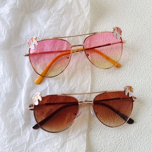 Lunettes de soleil aviateur licorne pour enfants avec monture dorée et verres dégradés
