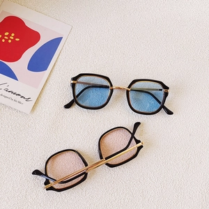 Lunettes de soleil vintage enfant avec pont doré et verres teintés bleu et rose