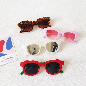 Lunettes de soleil ondulées à la mode en quatre couleurs vives pour un look streetwear