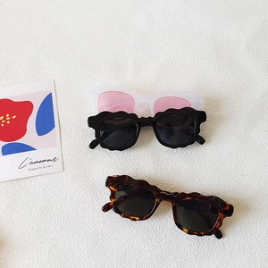 Trois paires de lunettes de soleil vagues pour enfants en rose, noir et écaille