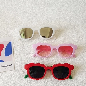 Ensemble de 3 paires de lunettes de soleil vagues pour enfants en blanc, rose et fraise