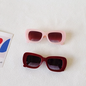 Retro oval sunglasses with wide temples in pink and dark red finishes for men and women