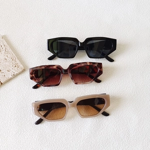Trois paires de lunettes de soleil œil-de-chat noires, écailles et beige crème