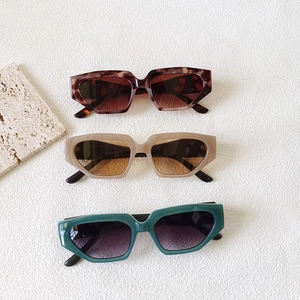 Trois paires de lunettes de soleil œil de chat irrégulières en coloris écaille et beige