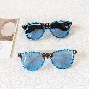 Occhiali da sole quadrati con strass blu e dettagli teschio in metallo vintage