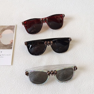 Occhiali da sole punk squadrati con montatura in strass e teschi in vari colori moda