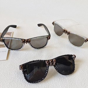 Occhiali da sole quadrati chic con diamanti incastonati e dettagli teschio vintage