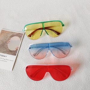 Three-piece set of oversized retro fashion sunglasses with colorful gradient lenses