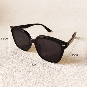 Dimensions détaillées des lunettes de soleil noires avec largeur et hauteur de 15x5,5 cm
