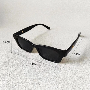 Détails de lunettes de soleil carrées noires avec dimensions précises de largeur et hauteur