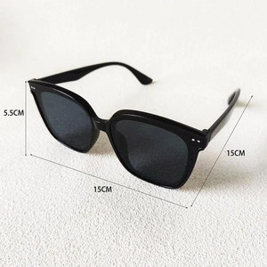 Dimensions détaillées des lunettes de soleil carrées noires avec rivets en métal