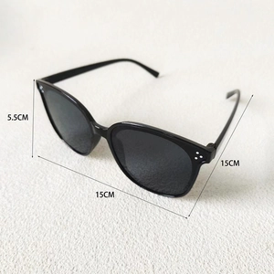 Vue détaillée des lunettes de soleil noires surdimensionnées avec rivets et dimensions