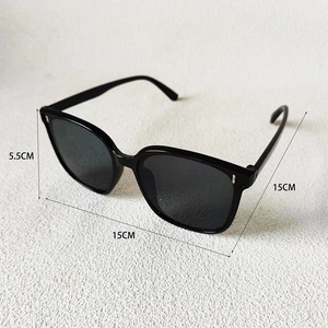 Dimensions détaillées des lunettes de soleil noires avec hauteur 5,5cm et largeur 15cm