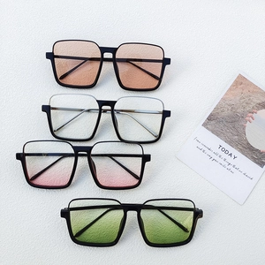 Lot de quatre lunettes de soleil carrées surdimensionnées avec verres dégradés pour femmes