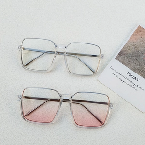 Lunettes de soleil carrées oversize avec monture transparente et verres dégradés rose