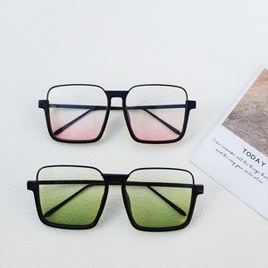 Lunettes de soleil carrées oversize avec verres dégradés roses et verts et monture noire