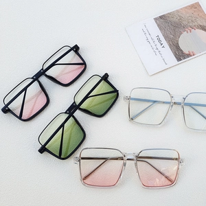 Vue à plat de lunettes de soleil carrées oversize avec montures noires et verres dégradés