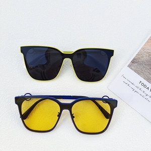 Lunettes de soleil carrées oversize montures noir et bleu marine avec accents jaunes et verres