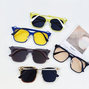 Lunettes de soleil carrées oversize pour hommes et femmes avec détails de monture ronds