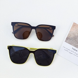 Paire de lunettes de soleil carrées oversize élégantes en marron foncé et noir avec verres