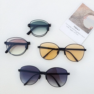 Chic foldable round sunglasses with gradient lenses for travel and sun protection
