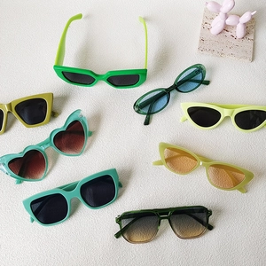 Set di occhiali da sole verdi retrò a forma di cuore e cat-eye per stile estivo