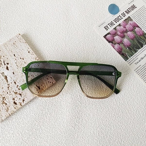 Dettaglio macro della montatura aviator verde scuro con rivetti metallici decorativi