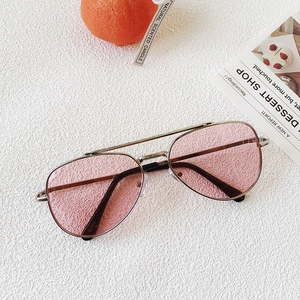 Dettaglio degli occhiali da sole aviator per bambini in metallo argento con lenti rosa