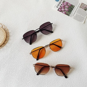 Gafas de sol infantiles con montura metálica y lentes en gris, naranja y marrón