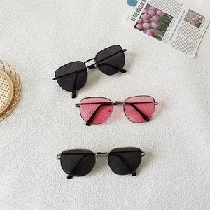 Tres pares de gafas de sol retro para bebé con montura metálica en negro rosa y verde