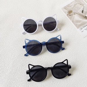 Lunettes de soleil chat pour enfants en blanc, bleu et noir pour petites filles