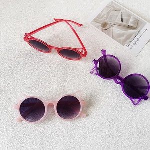 Lunettes de soleil chat pour enfants en rose et violet avec verres dégradés protecteurs