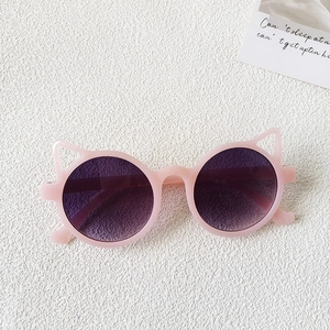 Détail de lunettes de soleil oreilles de chat roses avec verres violets sur fond blanc
