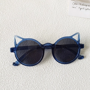 Détail de la monture bleu marine translucide en forme d'oreilles de chat pour enfants