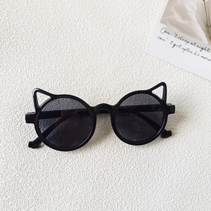 Vue détaillée de dessus des lunettes de soleil chat noir avec verres ronds