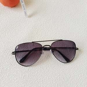 Détail de lunettes de soleil aviateur enfant avec monture métal et verres dégradés