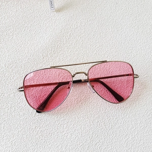 Gros plan sur lunettes aviateur roses avec monture dorée et détail du numéro de modèle B161